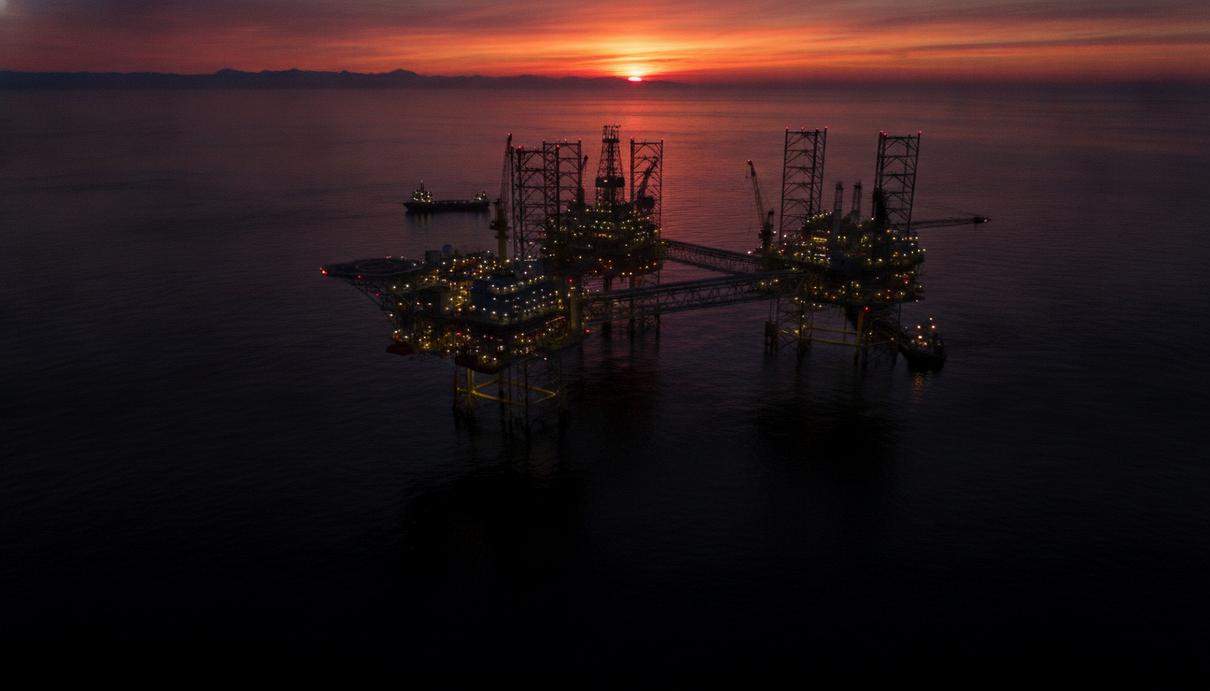 Морская нефтегазовая платформа на норвежском континентальном шельфе на закате, вид с воздуха.